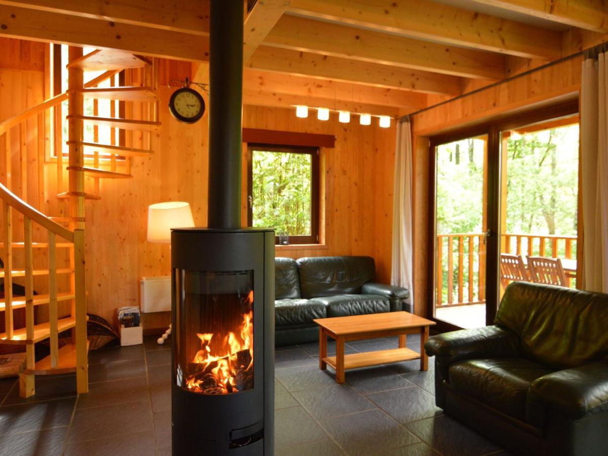 Comfortable Modern Chalet With Wood Finish エワイユ エクステリア 写真