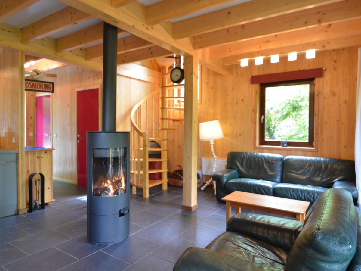 Comfortable Modern Chalet With Wood Finish エワイユ エクステリア 写真