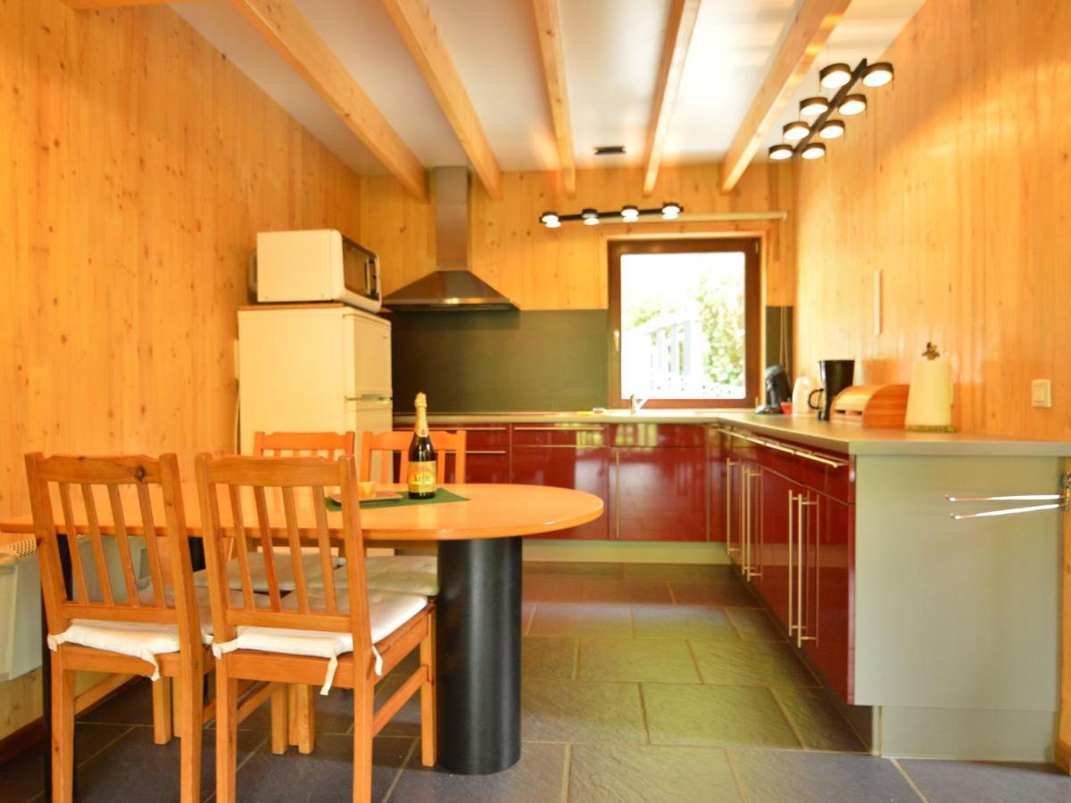 Comfortable Modern Chalet With Wood Finish エワイユ エクステリア 写真
