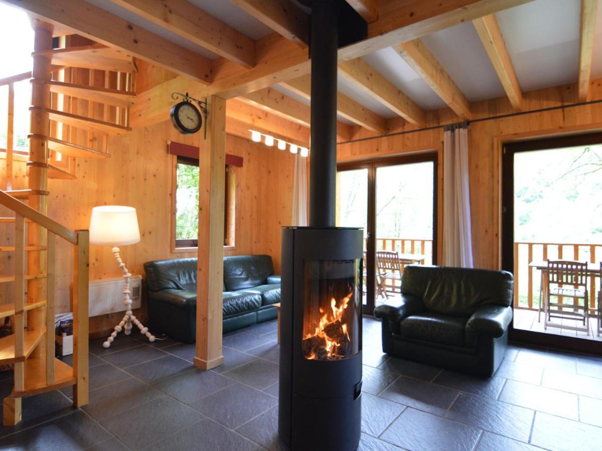 Comfortable Modern Chalet With Wood Finish エワイユ エクステリア 写真