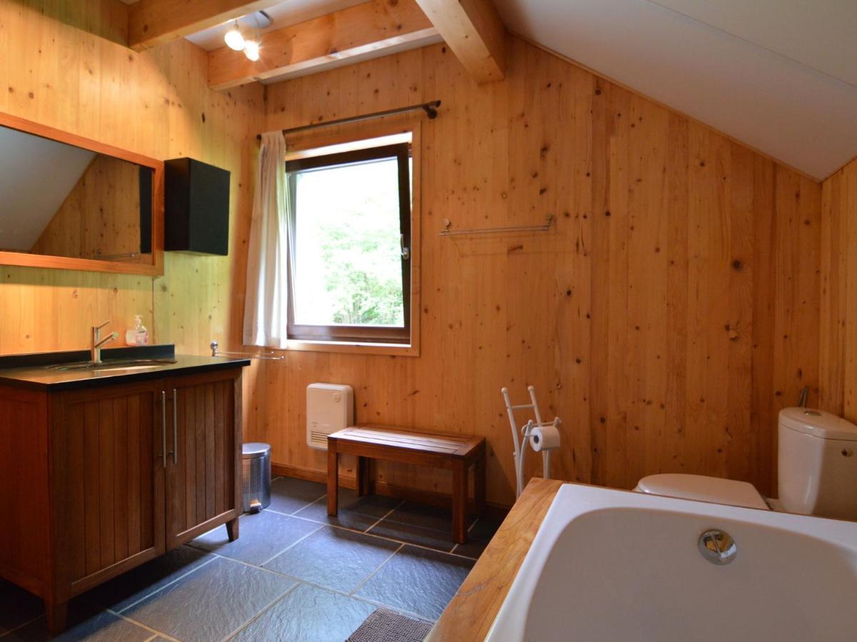 Comfortable Modern Chalet With Wood Finish エワイユ エクステリア 写真