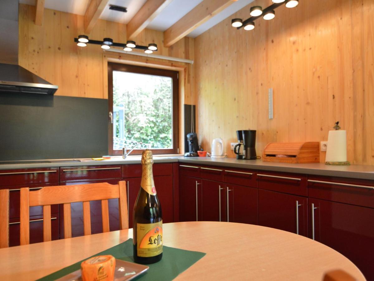 Comfortable Modern Chalet With Wood Finish エワイユ エクステリア 写真