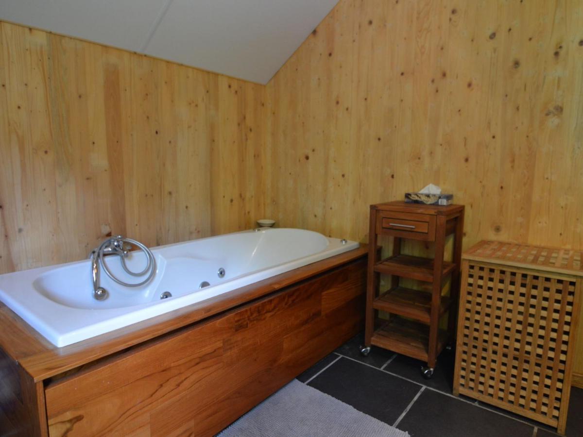 Comfortable Modern Chalet With Wood Finish エワイユ エクステリア 写真
