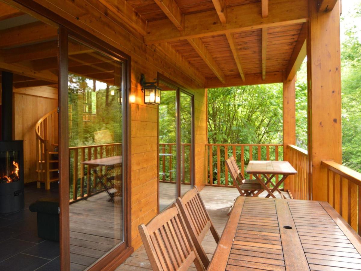 Comfortable Modern Chalet With Wood Finish エワイユ エクステリア 写真