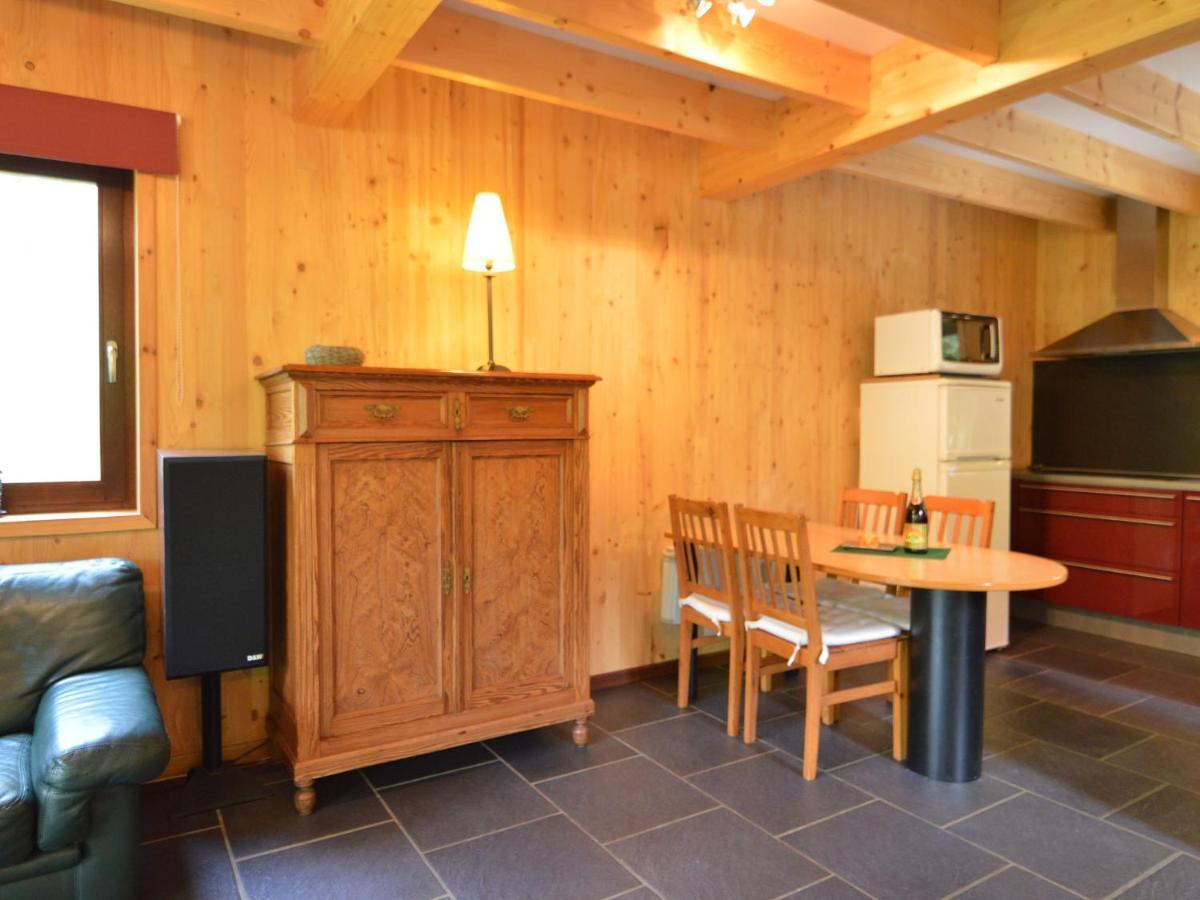 Comfortable Modern Chalet With Wood Finish エワイユ エクステリア 写真